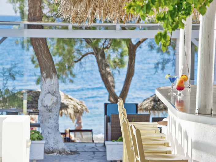 Avaton Resort Spa Santorin - An der Strandbar