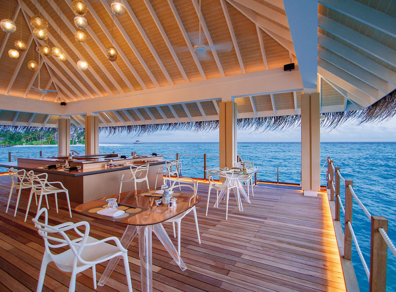 Baglioni Resort Maldives - In der Bar über dem Ozean