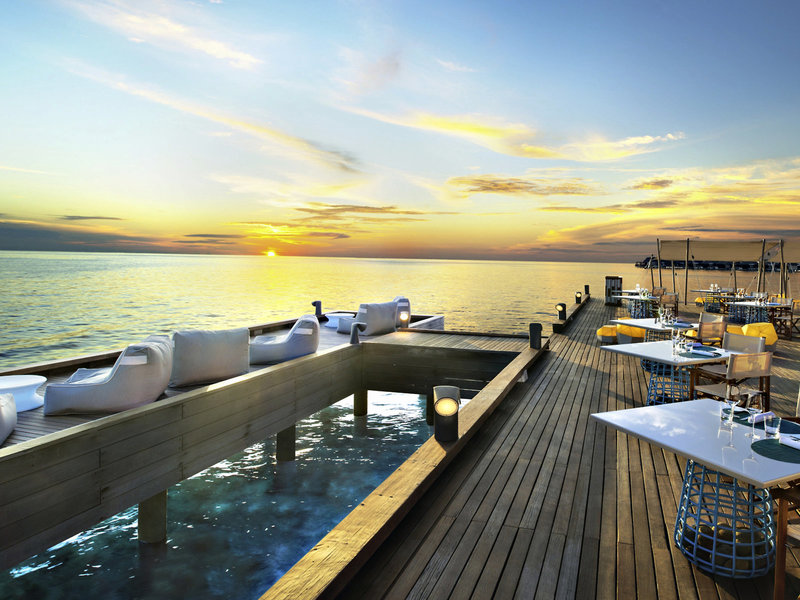 W Maldives - Auf der Bar und Restaurant Terrasse am Abend