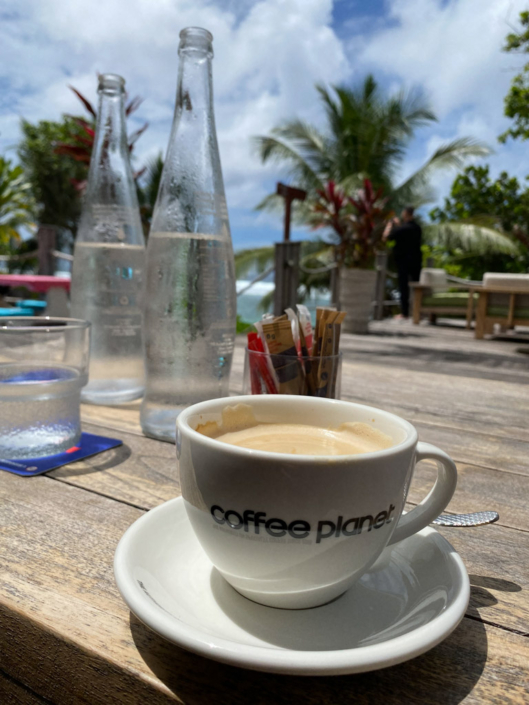 Cooles, Strandhotel auf Mahè mit wirklch sehr gutermCapucchino aus der Bar am Pool